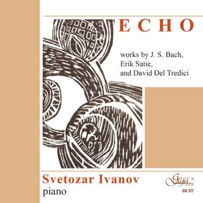Светозар Иванов пред роял представя албума на албума Echo.